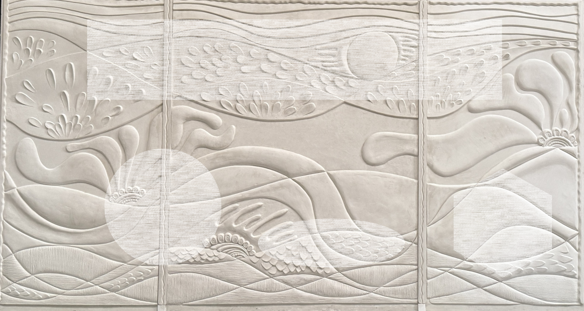 Un dimanche de février est une fresque murale en plâtre brut imaginée par Caroline Andréoni en collaboration avec Staff Espaces Volumes. Présentée lors de la Biennale Révélations 2025, cette pièce unique incarne l’élégance du travail artisanal et l’harmonie d’un paysage abstrait et apaisant.

Les courbes organiques et les motifs en relief évoquent un paysage poétique : collines, végétation stylisée et lumière hivernale se déploient dans une composition fluide et contemporaine.