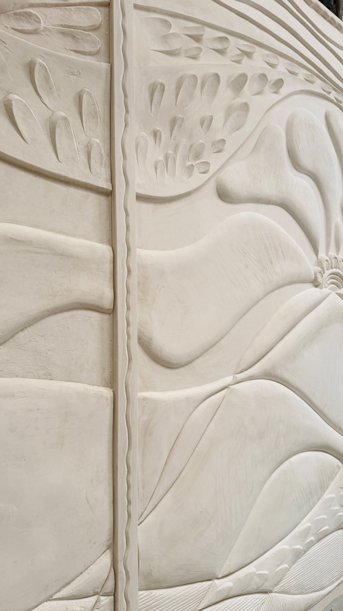 Un dimanche de février est une fresque murale en plâtre brut imaginée par Caroline Andréoni en collaboration avec Staff Espaces Volumes. Présentée lors de la Biennale Révélations 2025, cette pièce unique incarne l’élégance du travail artisanal et l’harmonie d’un paysage abstrait et apaisant.

Les courbes organiques et les motifs en relief évoquent un paysage poétique : collines, végétation stylisée et lumière hivernale se déploient dans une composition fluide et contemporaine.