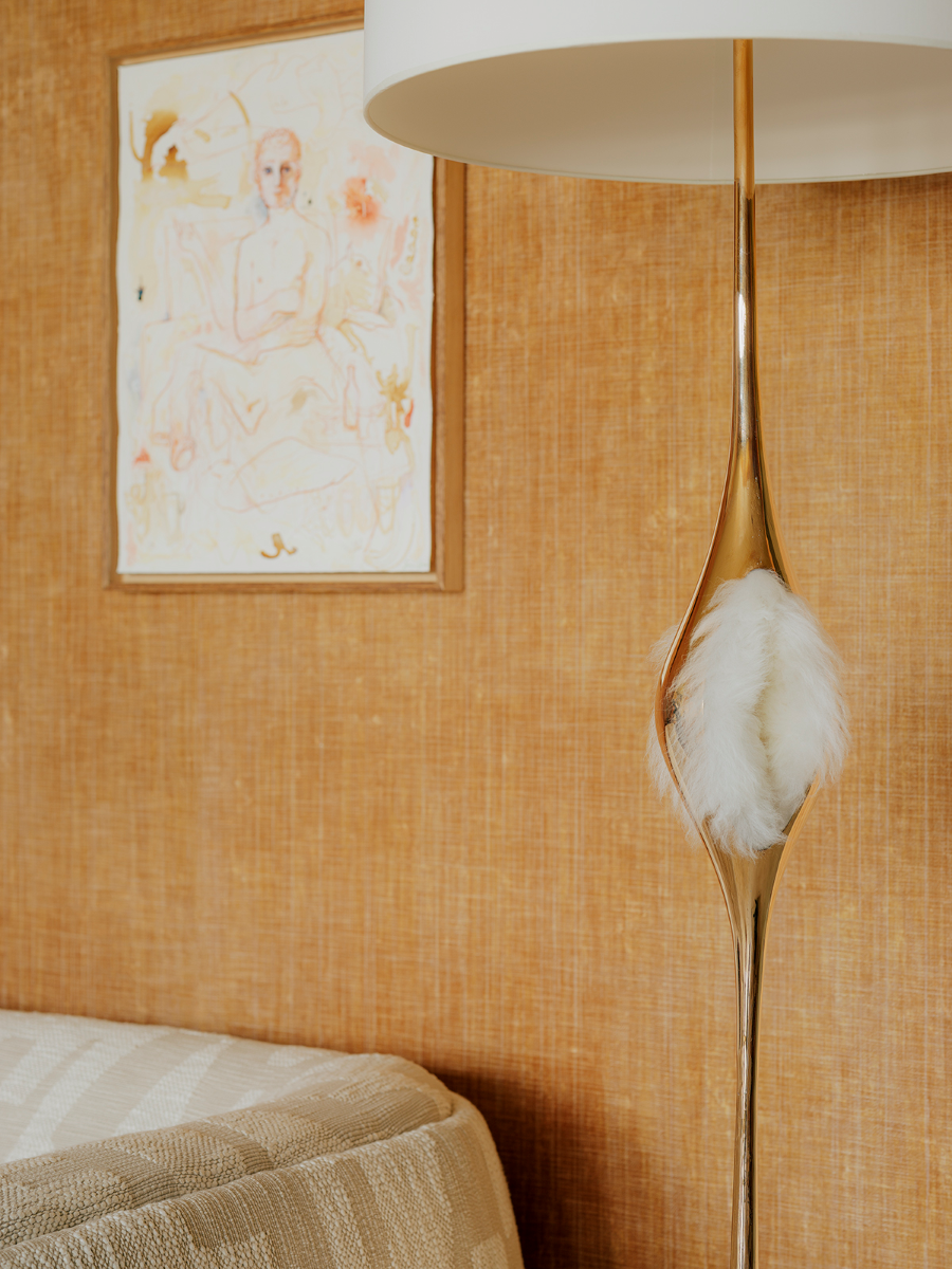 Le lampadaire Bombelle, tout en bronze poli miroir, déploie une silhouette ample et sensuelle, presque flottante. Il ne réfléchit pas seulement la lumière, il accueille les formes qui l’entourent, les absorbe, les réinvente.

Bombelle, c’est le désir de créer une présence apaisante dans l’espace. Non pas un objet figé, mais un lieu sensoriel, presque un refuge. 