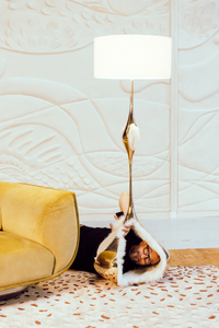 Le lampadaire Bombelle, tout en bronze poli miroir, déploie une silhouette ample et sensuelle, presque flottante. Il ne réfléchit pas seulement la lumière, il accueille les formes qui l’entourent, les absorbe, les réinvente.

Bombelle, c’est le désir de créer une présence apaisante dans l’espace. Non pas un objet figé, mais un lieu sensoriel, presque un refuge.