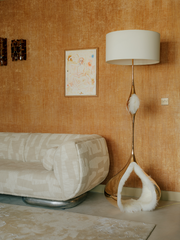 Le lampadaire Bombelle, tout en bronze poli miroir, déploie une silhouette ample et sensuelle, presque flottante. Il ne réfléchit pas seulement la lumière, il accueille les formes qui l’entourent, les absorbe, les réinvente.

Bombelle, c’est le désir de créer une présence apaisante dans l’espace. Non pas un objet figé, mais un lieu sensoriel, presque un refuge. 