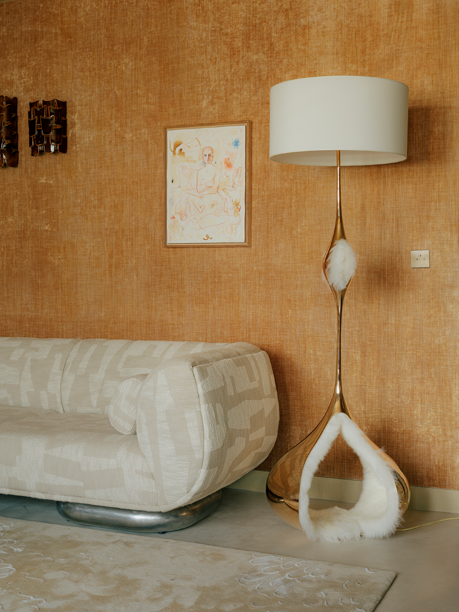 Le lampadaire Bombelle, tout en bronze poli miroir, déploie une silhouette ample et sensuelle, presque flottante. Il ne réfléchit pas seulement la lumière, il accueille les formes qui l’entourent, les absorbe, les réinvente.

Bombelle, c’est le désir de créer une présence apaisante dans l’espace. Non pas un objet figé, mais un lieu sensoriel, presque un refuge. 