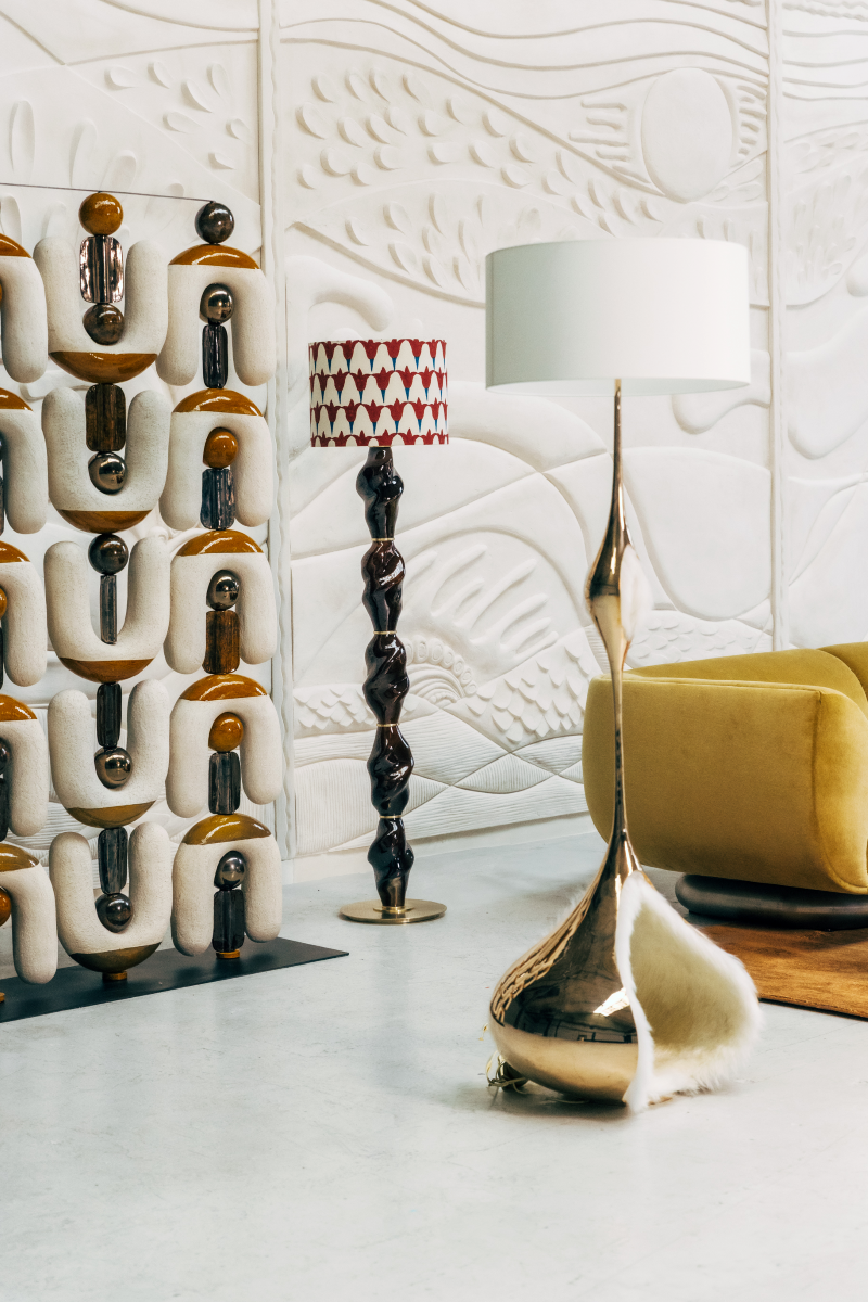 Casadio est une lampe totem. Inspirée de l'arcane XVI du tarot, la Maison Dieu, elle incarne cet instant fragile où l'ancien s'écroule pour laisser place au renouveau.

Sa colonne torsadée raconte le mouvement intérieur, comme si la matière avait dansé avec la foudre, incarnée ici par la lumière du luminaire. Sous ses courbes charnelles, la vie reprend souffle, tandis que l'abat-jour orné de tulipes murmure qu'après l'effondrement naît la renaissance.