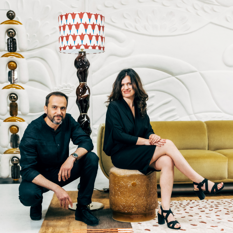 Casadio est une lampe totem. Inspirée de l'arcane XVI du tarot, la Maison Dieu, elle incarne cet instant fragile où l'ancien s'écroule pour laisser place au renouveau.

Sa colonne torsadée raconte le mouvement intérieur, comme si la matière avait dansé avec la foudre, incarnée ici par la lumière du luminaire. Sous ses courbes charnelles, la vie reprend souffle, tandis que l'abat-jour orné de tulipes murmure qu'après l'effondrement naît la renaissance.