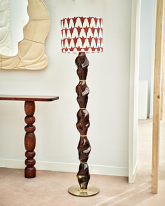 Casadio est une lampe totem. Inspirée de l'arcane XVI du tarot, la Maison Dieu, elle incarne cet instant fragile où l'ancien s'écroule pour laisser place au renouveau.

Sa colonne torsadée raconte le mouvement intérieur, comme si la matière avait dansé avec la foudre, incarnée ici par la lumière du luminaire. Sous ses courbes charnelles, la vie reprend souffle, tandis que l'abat-jour orné de tulipes murmure qu'après l'effondrement naît la renaissance.