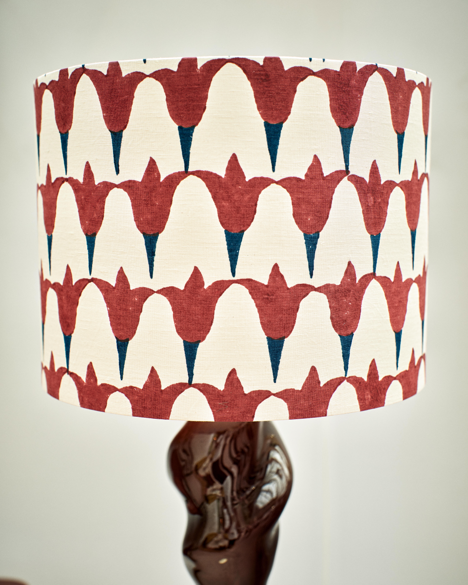 Casadio est une lampe totem. Inspirée de l'arcane XVI du tarot, la Maison Dieu, elle incarne cet instant fragile où l'ancien s'écroule pour laisser place au renouveau.

Sa colonne torsadée raconte le mouvement intérieur, comme si la matière avait dansé avec la foudre, incarnée ici par la lumière du luminaire. Sous ses courbes charnelles, la vie reprend souffle, tandis que l'abat-jour orné de tulipes murmure qu'après l'effondrement naît la renaissance.