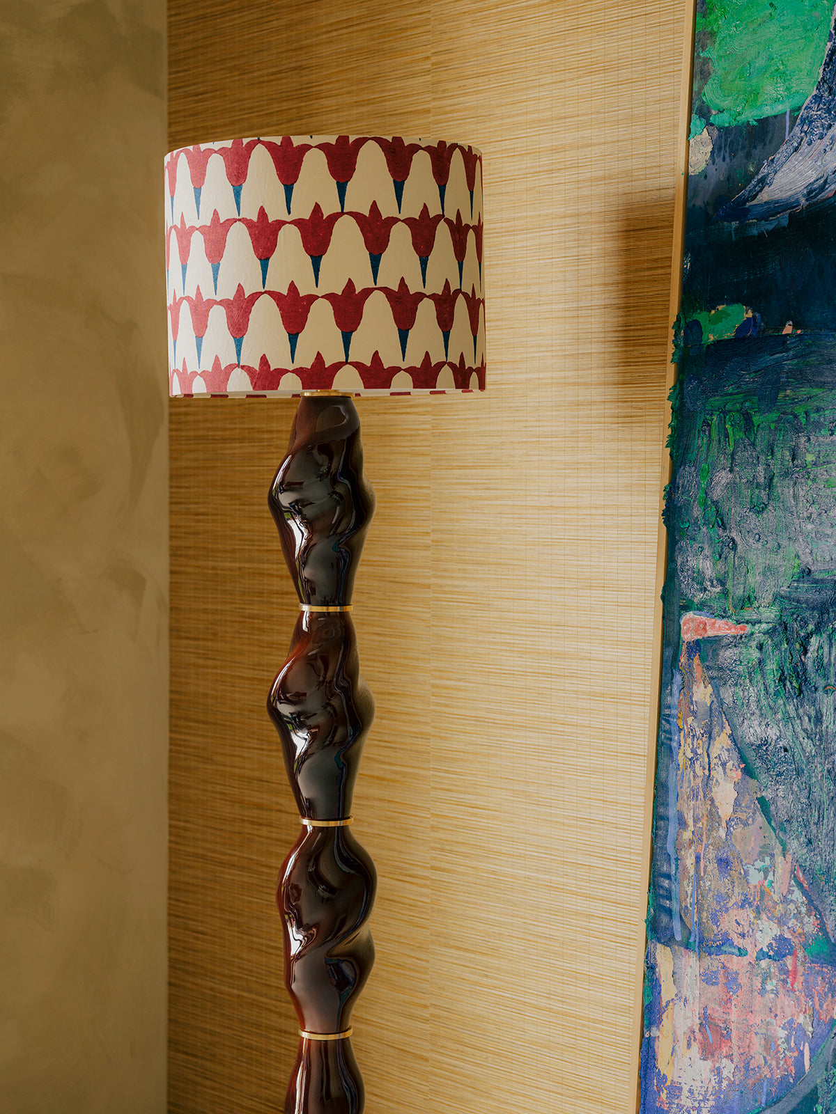 Casadio est une lampe totem. Inspirée de l'arcane XVI du tarot, la Maison Dieu, elle incarne cet instant fragile où l'ancien s'écroule pour laisser place au renouveau.
Sa colonne torsadée raconte le mouvement intérieur, comme si la matière avait dansé avec la foudre, incarnée ici par la lumière du luminaire. Sous ses courbes charnelles, la vie reprend souffle, tandis que l'abat-jour orné de tulipes murmure qu'après l'effondrement naît la renaissance.