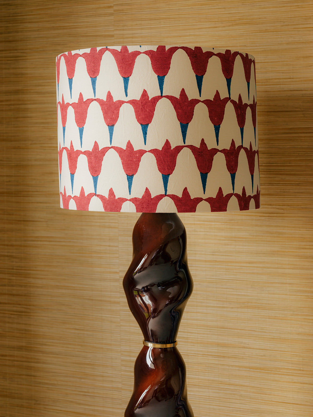 Casadio est une lampe totem. Inspirée de l'arcane XVI du tarot, la Maison Dieu, elle incarne cet instant fragile où l'ancien s'écroule pour laisser place au renouveau.
Sa colonne torsadée raconte le mouvement intérieur, comme si la matière avait dansé avec la foudre, incarnée ici par la lumière du luminaire. Sous ses courbes charnelles, la vie reprend souffle, tandis que l'abat-jour orné de tulipes murmure qu'après l'effondrement naît la renaissance.