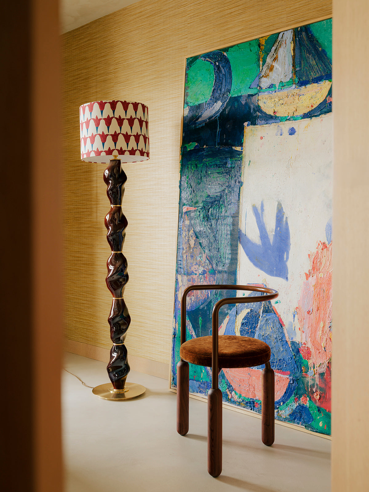 Casadio est une lampe totem. Inspirée de l'arcane XVI du tarot, la Maison Dieu, elle incarne cet instant fragile où l'ancien s'écroule pour laisser place au renouveau.
Sa colonne torsadée raconte le mouvement intérieur, comme si la matière avait dansé avec la foudre, incarnée ici par la lumière du luminaire. Sous ses courbes charnelles, la vie reprend souffle, tandis que l'abat-jour orné de tulipes murmure qu'après l'effondrement naît la renaissance.