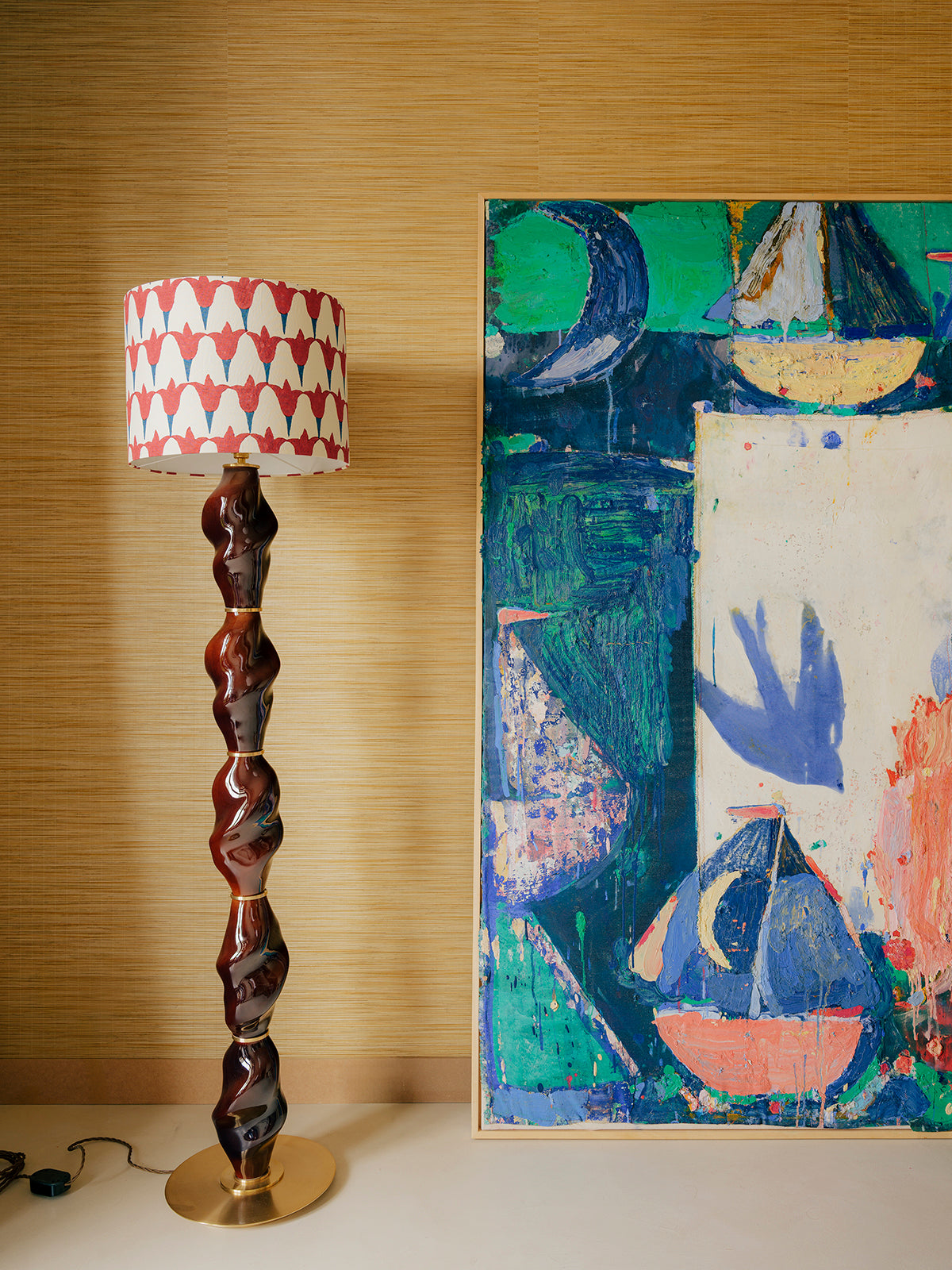 Casadio est une lampe totem. Inspirée de l'arcane XVI du tarot, la Maison Dieu, elle incarne cet instant fragile où l'ancien s'écroule pour laisser place au renouveau.
Sa colonne torsadée raconte le mouvement intérieur, comme si la matière avait dansé avec la foudre, incarnée ici par la lumière du luminaire. Sous ses courbes charnelles, la vie reprend souffle, tandis que l'abat-jour orné de tulipes murmure qu'après l'effondrement naît la renaissance.