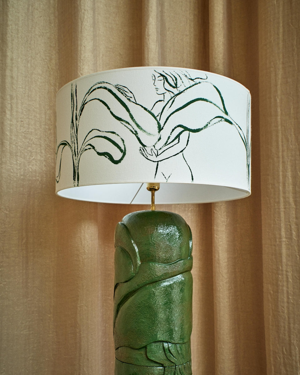 Pour la collection Guyane, Thalia Dalecky s’est inspirée d’une balade dans une jungle tropicale. Les œuvres de cette collection ont toutes été modelées dans un grès sable avec la technique du colombin.

Ce lampadaire Guyane est monté uniquement au colombin puis coupé en 4 parties à assembler une fois toutes les cuissons faites. Après un temps de séchage, la créatrice a dessiné puis creusé les traits à l’aide de mirettes de différentes tailles pour créer le haut relief.