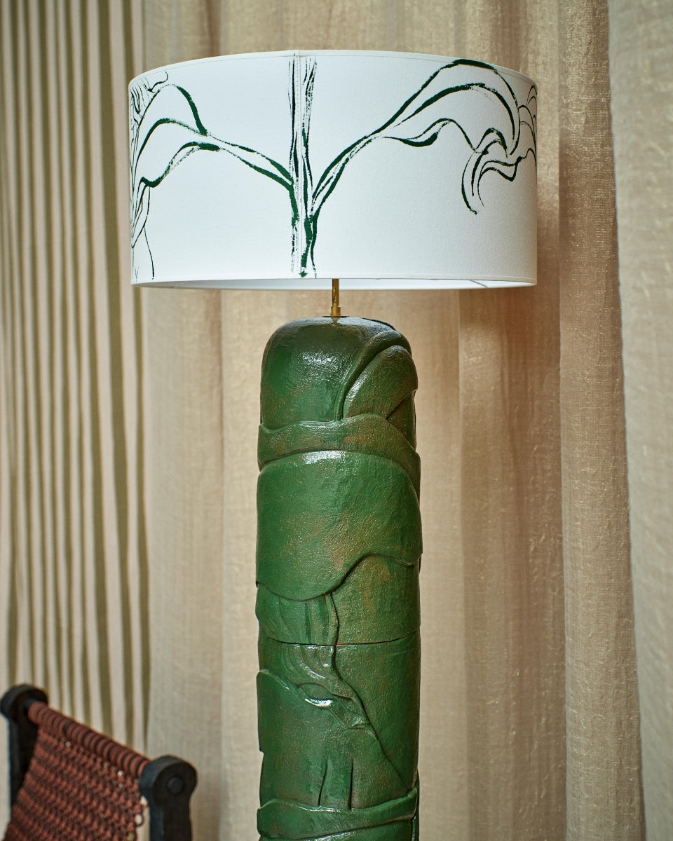 Pour la collection Guyane, Thalia Dalecky s’est inspirée d’une balade dans une jungle tropicale. Les œuvres de cette collection ont toutes été modelées dans un grès sable avec la technique du colombin.

Ce lampadaire Guyane est monté uniquement au colombin puis coupé en 4 parties à assembler une fois toutes les cuissons faites. Après un temps de séchage, la créatrice a dessiné puis creusé les traits à l’aide de mirettes de différentes tailles pour créer le haut relief.