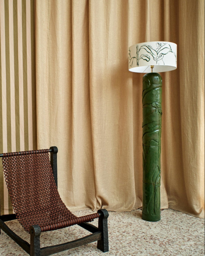 Pour la collection Guyane, Thalia Dalecky s’est inspirée d’une balade dans une jungle tropicale. Les œuvres de cette collection ont toutes été modelées dans un grès sable avec la technique du colombin.

Ce lampadaire Guyane est monté uniquement au colombin puis coupé en 4 parties à assembler une fois toutes les cuissons faites. Après un temps de séchage, la créatrice a dessiné puis creusé les traits à l’aide de mirettes de différentes tailles pour créer le haut relief.