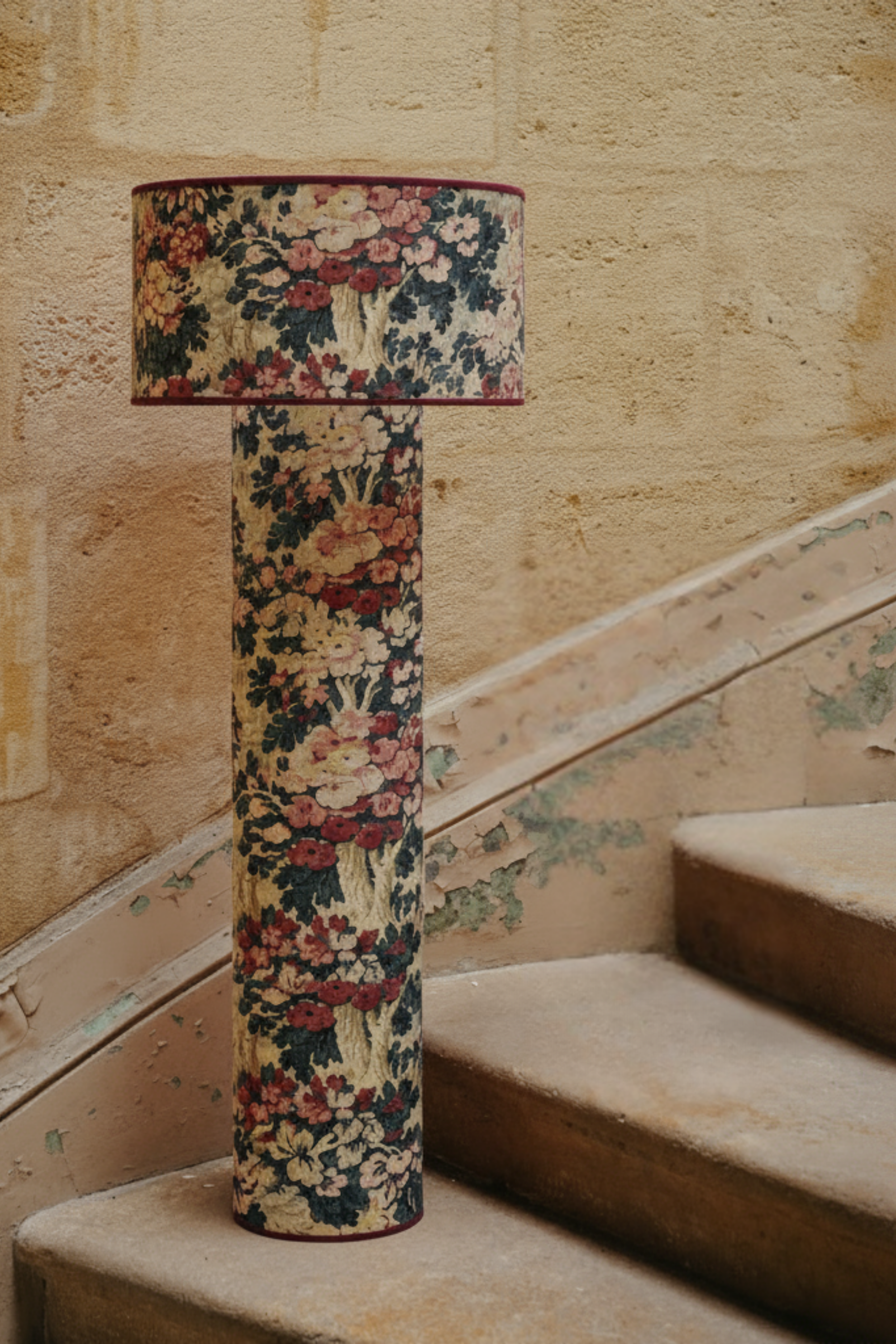 Fruit d'une collaboration entre Caroline Andréoni La Maison et My Leone, le lampadaire HARLOW apporte une véritable touche de modernité aux intérieurs contemporains comme classiques. Son originalité réside sur le principe d’une lampe entièrement conçue de la tête au pied, en tissu. My Leone a détourné un abat-jour tube, pour le transformer en pied de lampe. Cette création est la promesse d’unepièce raffinée à l’allure intemporelle.