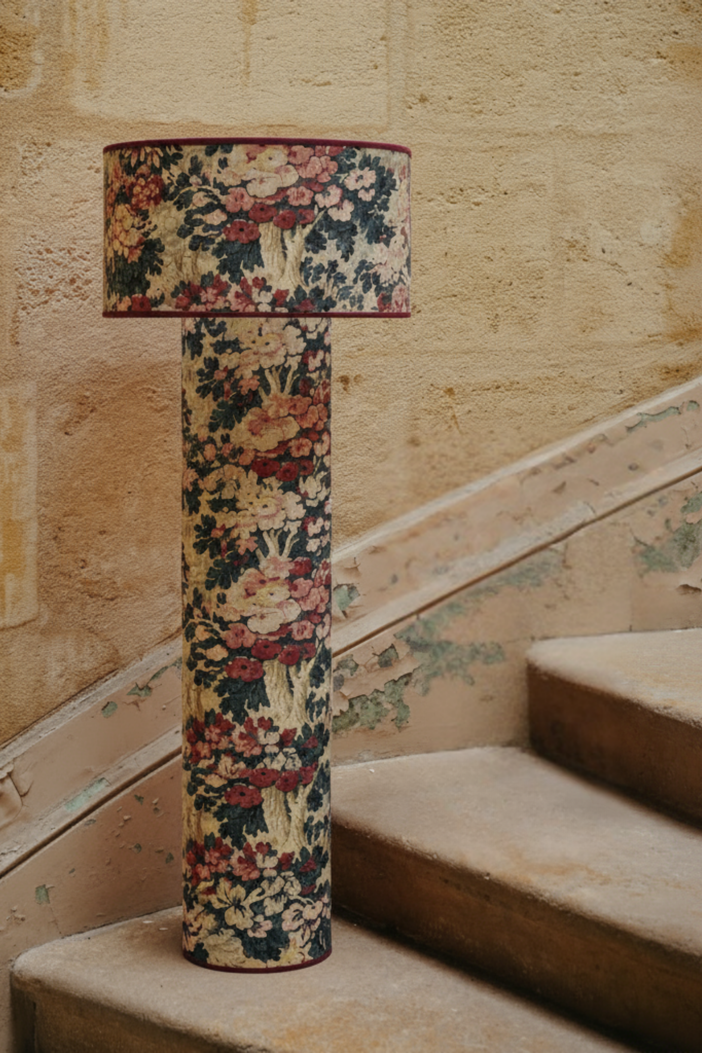 Fruit d'une collaboration entre Caroline Andréoni La Maison et My Leone, le lampadaire HARLOW apporte une véritable touche de modernité aux intérieurs contemporains comme classiques. Son originalité réside sur le principe d’une lampe entièrement conçue de la tête au pied, en tissu. My Leone a détourné un abat-jour tube, pour le transformer en pied de lampe. Cette création est la promesse d’unepièce raffinée à l’allure intemporelle.