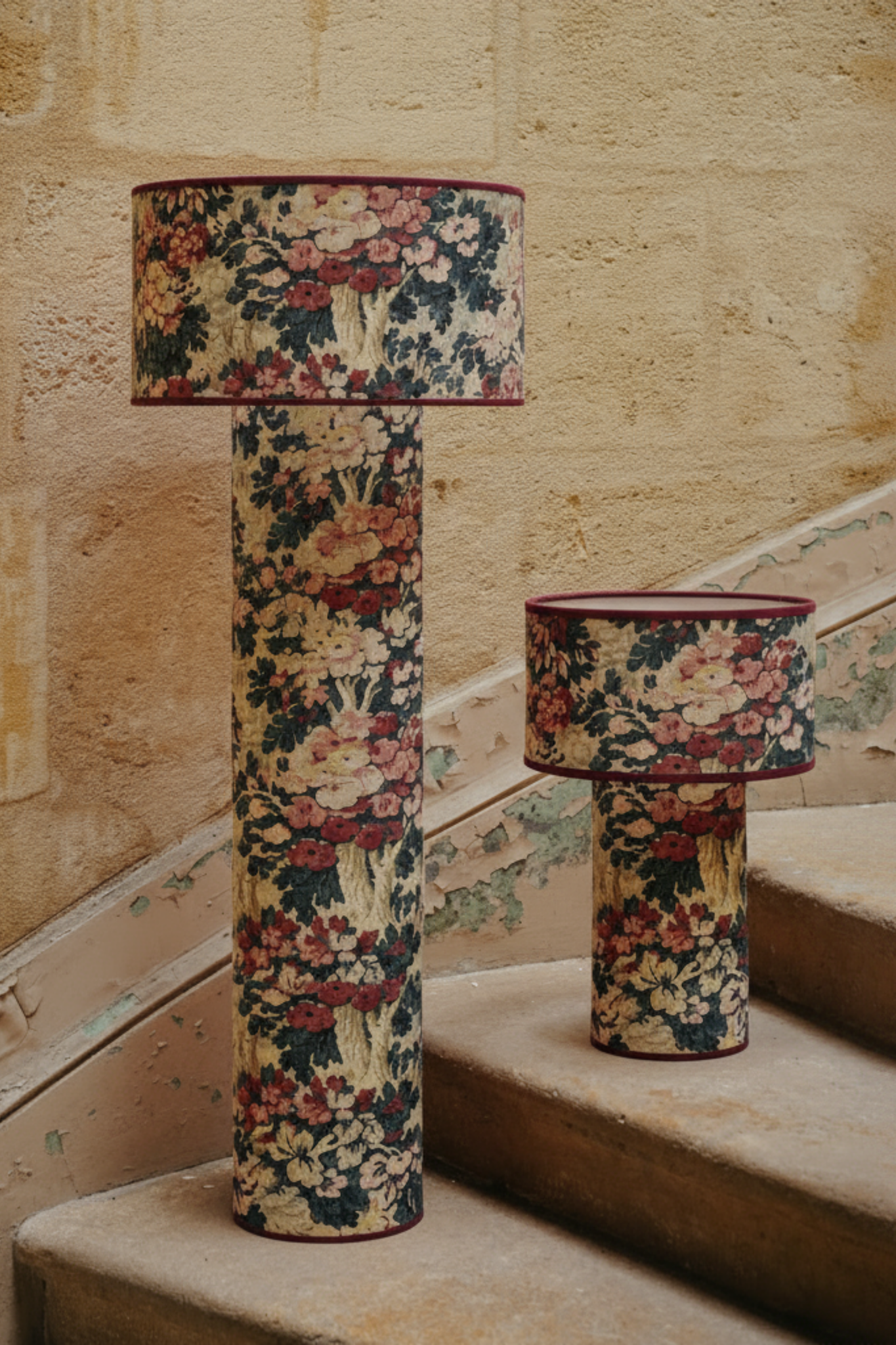 Fruit d'une collaboration entre Caroline Andréoni La Maison et My Leone, le lampadaire HARLOW apporte une véritable touche de modernité aux intérieurs contemporains comme classiques. Son originalité réside sur le principe d’une lampe entièrement conçue de la tête au pied, en tissu. My Leone a détourné un abat-jour tube, pour le transformer en pied de lampe. Cette création est la promesse d'une pièce raffinée à l’allure intemporelle.