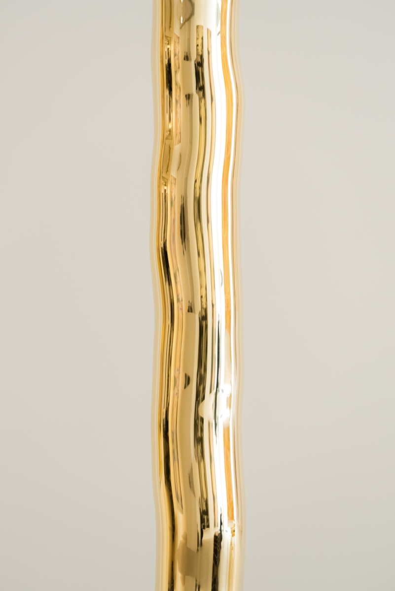 Hélios est un lampadaire sculptural en laiton poli miroir, non verni. Sa source lumineuse, dissimulée, diffuse une lumière douce vers le haut. Entièrement formée, soudée et polie à la main, chaque pièces de cette série sont uniques. Le reflet de sa hauteur dans son socle crée une illusion de mouvement, d’infini, un jeu de perceptions où le vertige s’invite. Hélios transforme l’espace, oscillant entre objet fonctionnel et œuvre sculpturale.