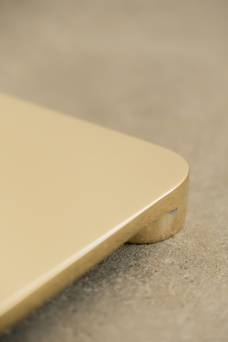 Hélios est un lampadaire sculptural en laiton poli miroir, non verni. Sa source lumineuse, dissimulée, diffuse une lumière douce vers le haut. Entièrement formée, soudée et polie à la main, chaque pièces de cette série sont uniques. Le reflet de sa hauteur dans son socle crée une illusion de mouvement, d’infini, un jeu de perceptions où le vertige s’invite. Hélios transforme l’espace, oscillant entre objet fonctionnel et œuvre sculpturale.