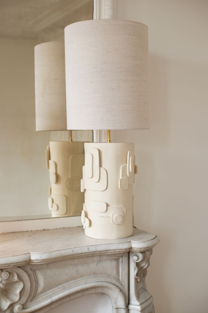 La lampe Cactus en exclusivité chez Caroline Andréoni La Maison, est directement inspirée des esquisses de la créatrice Adeline Delesalle. Cette lampe à poser joue sur des formes en relief évoquant des représentations abstraites de cactus. La profondeur du pied s'associe à un jeu subtil d'ombres et de lumières créé par l'abat-jour, confectionné à base de soie.