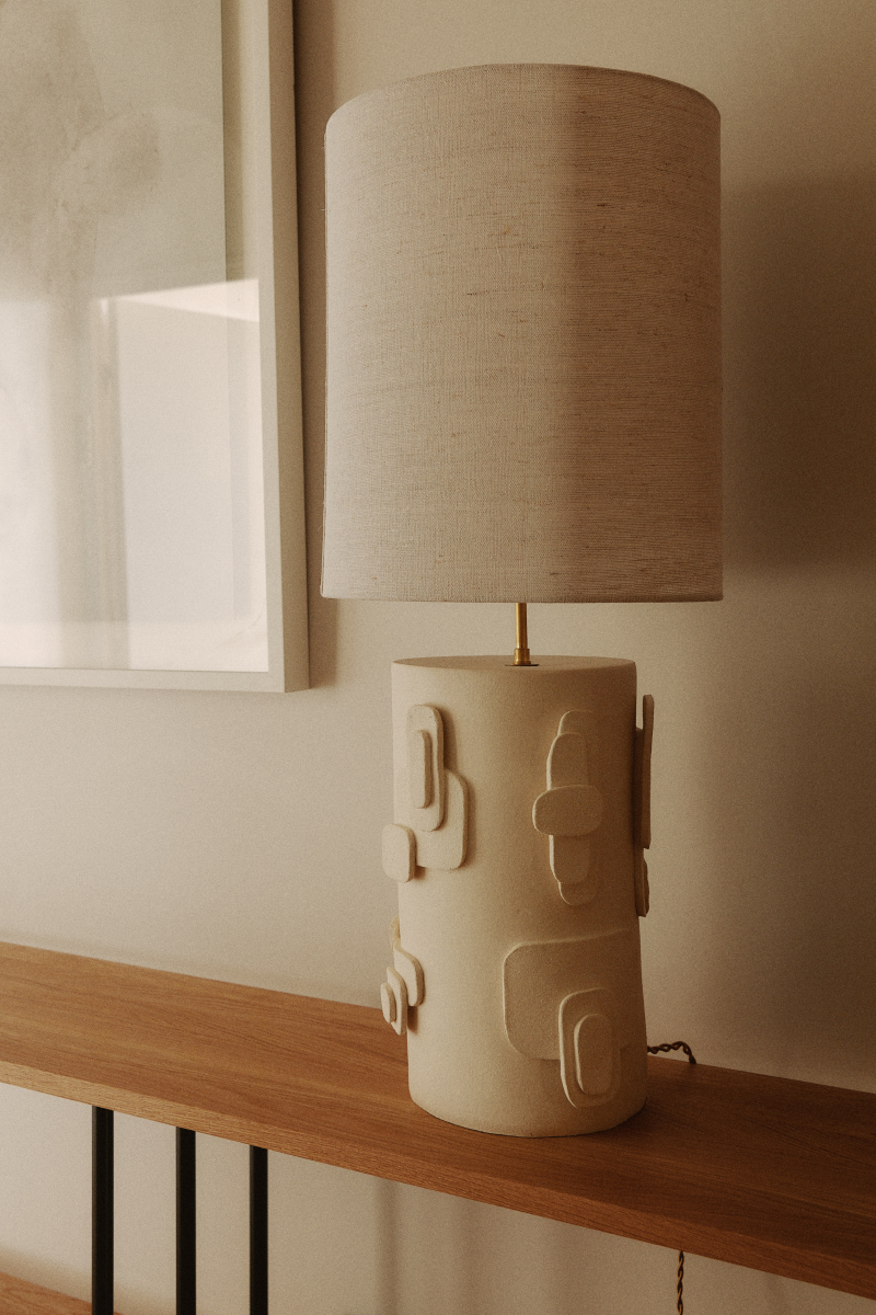 La lampe Cactus en exclusivité chez Caroline Andréoni La Maison, est directement inspirée des esquisses de la créatrice Adeline Delesalle. Cette lampe à poser joue sur des formes en relief évoquant des représentations abstraites de cactus. La profondeur du pied s'associe à un jeu subtil d'ombres et de lumières créé par l'abat-jour, confectionné à base de soie.