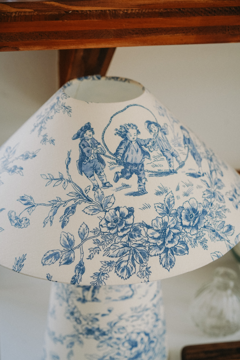 Véritable bijou décoratif, la lampe à poser CARMEN en toile de Jouy bleue et blanche, allie charme intemporel et modernité. La fabrication de chaque lampe est réalisée avec un soin méticuleux par notre abatjouriste dont l’atelier est niché au cœur de la Bretagne en France.

Une fabrication 100% artisanale et française.

Nous célébrons ce processus fait-main, qui est en totale harmonie avec les exigences et les valeurs de notre époque. Chaque modèle de lampe à poser nécessite plusieurs heures de travail