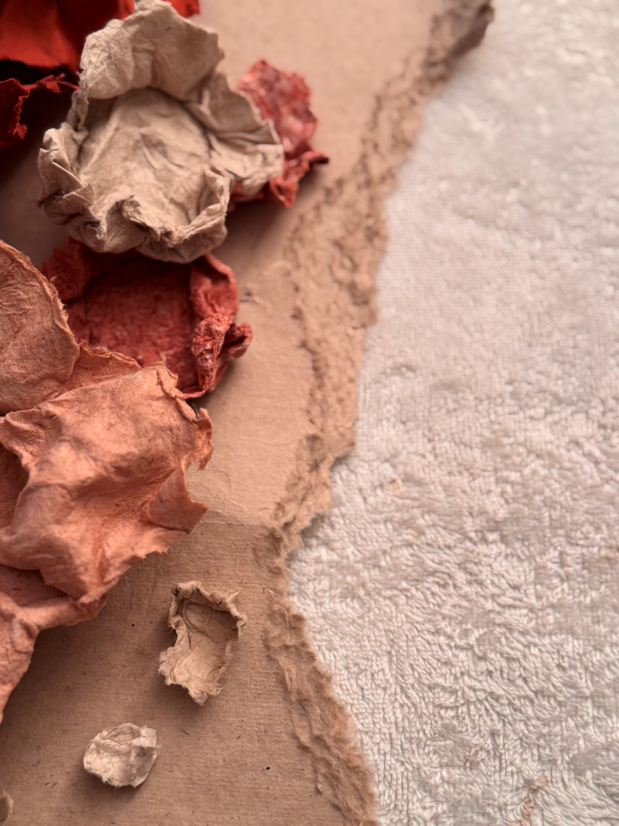 Pour cette lampe à poser Eclosion, Emma Karila utilise une technique de modelage où chaque détail est façonné à la main avec soin. La structure de base est recouverte d’une pâte de papier, ce qui lui donne cette texture un peu rugueuse, presque minérale.

Les fleurs sont créées une par une, avec différentes épaisseurs et couleurs, puis fixées sur la lampe. Cela donne un effet vraiment naturel et organique.