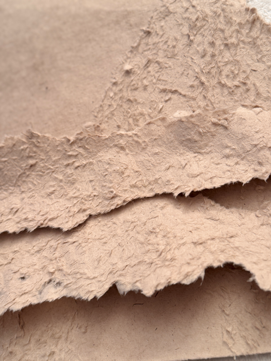 Pour cette lampe à poser Eclosion, Emma Karila utilise une technique de modelage où chaque détail est façonné à la main avec soin. La structure de base est recouverte d’une pâte de papier, ce qui lui donne cette texture un peu rugueuse, presque minérale.

Les fleurs sont créées une par une, avec différentes épaisseurs et couleurs, puis fixées sur la lampe. Cela donne un effet vraiment naturel et organique.