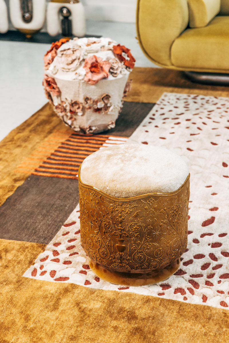 Pour cette lampe à poser Eclosion, Emma Karila utilise une technique de modelage où chaque détail est façonné à la main avec soin. La structure de base est recouverte d’une pâte de papier, ce qui lui donne cette texture un peu rugueuse, presque minérale.

Les fleurs sont créées une par une, avec différentes épaisseurs et couleurs, puis fixées sur la lampe. Cela donne un effet vraiment naturel et organique.