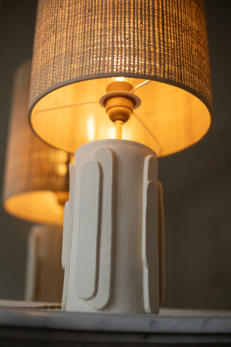 La lampe Glow en exclusivité chez Caroline Andréoni La Maison, tire son nom de l'éclat qu'il apporte, en anglais, évoquant ainsi la luminosité naturelle qui inspire infatigablement la créatrice Adeline Delesalle. Cette lampe est réalisée selon la technique de la plaque, résultat du savoir-faire de l'artiste, entièrement réalisée à la main dans ses ateliers en France. Les cylindres sont "griffés" afin de créer un contraste de matière entre le support et les éléments ajoutés.