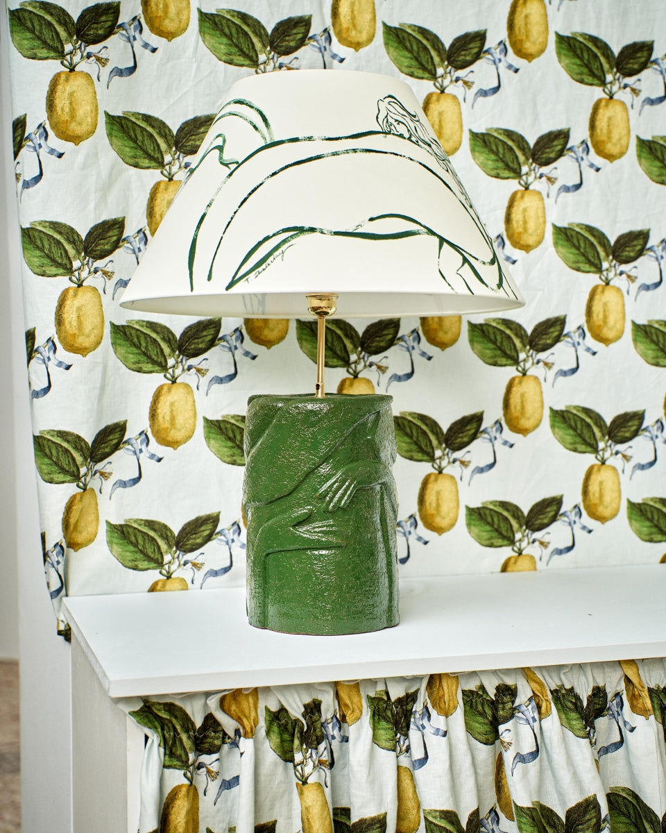 Pour la collection Guyane, Thalia Dalecky s’est inspirée d’une balade dans une jungle tropicale. La lampe à poser Guyane a été modelée dans un grès sable avec la technique du colombin, puis recouvertes d’une plaque.

Après un temps de séchage, la créatrice a dessiné puis creusé les traits à l’aide de mirettes de différentes tailles pour créer le haut relief et faire apparaître les feuillages et les corps.