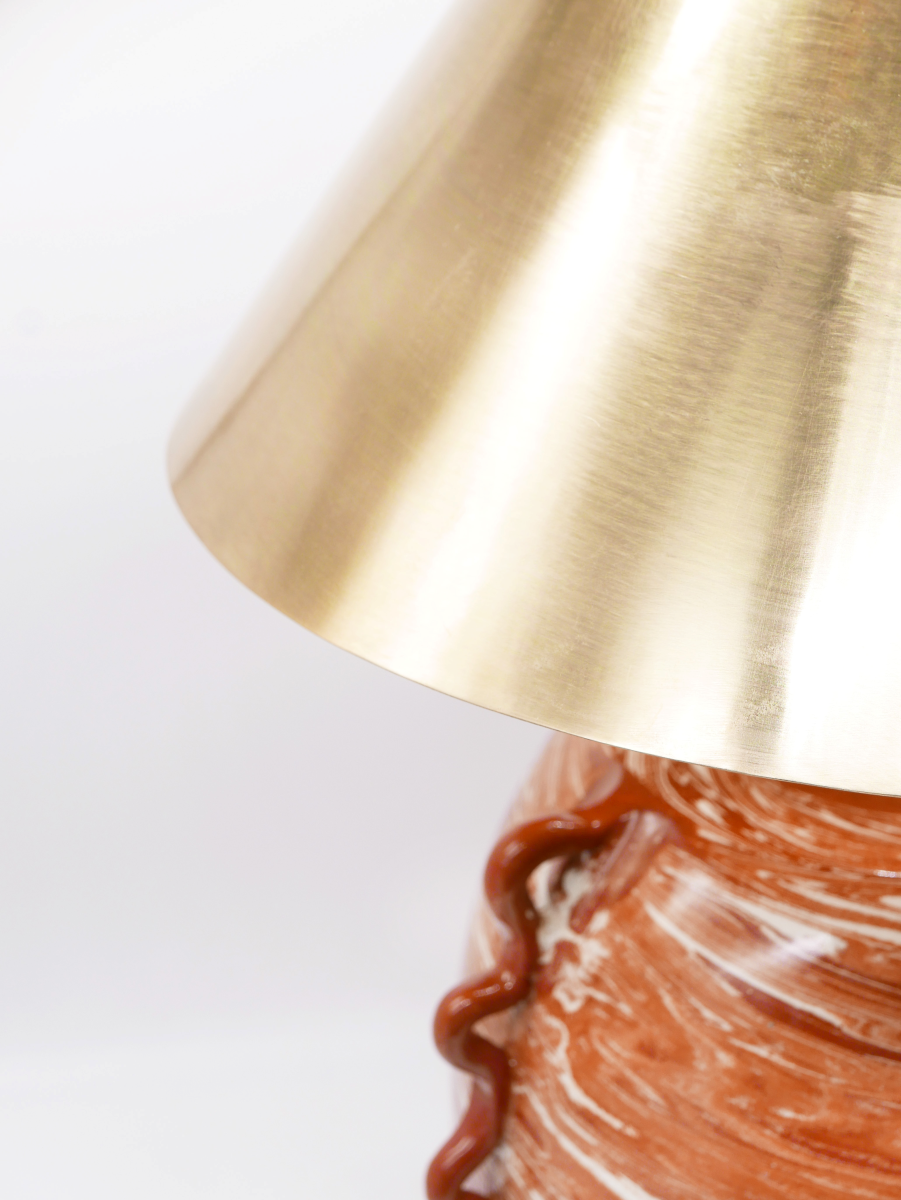 Fruit d’une rencontre entre Datcha et Caroline Andréoni La Maison, la lampe "Kassabah" incarne l’équilibre parfait entre savoir-faire ancestral et design contemporain.

Entièrement façonnée à la main dans les ateliers de potiers marocains, chaque pièce est unique. Le pied en faïence émaillée, réalisé selon la technique des terres mêlées, dévoile un marbré naturel aux nuances terracotta et ivoire. Les anses organiques en relief accentuent son caractère sculptural.