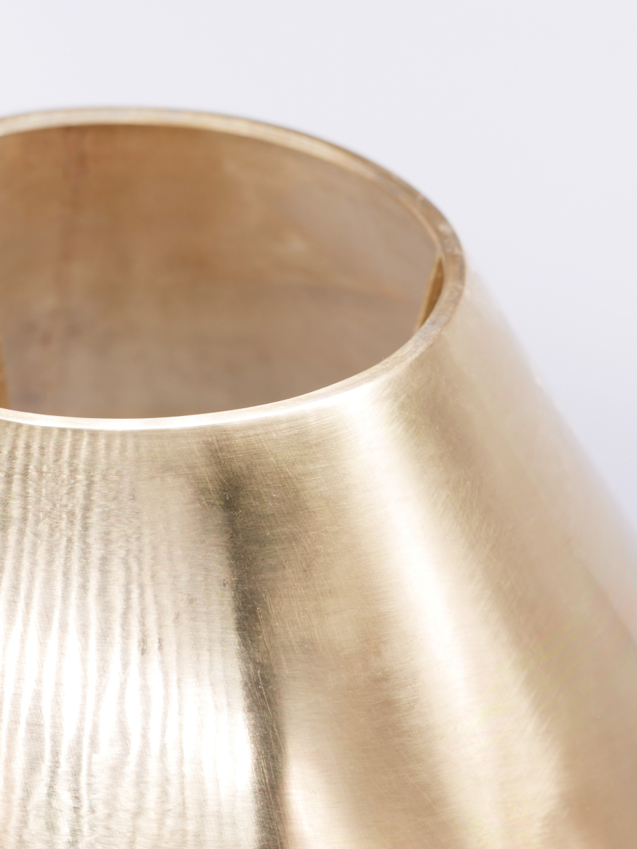 Fruit d’une rencontre entre Datcha et Caroline Andréoni La Maison, la lampe "Kassabah" incarne l’équilibre parfait entre savoir-faire ancestral et design contemporain.

Entièrement façonnée à la main dans les ateliers de potiers marocains, chaque pièce est unique. Le pied en faïence émaillée, réalisé selon la technique des terres mêlées, dévoile un marbré naturel aux nuances terracotta et ivoire. Les anses organiques en relief accentuent son caractère sculptural.