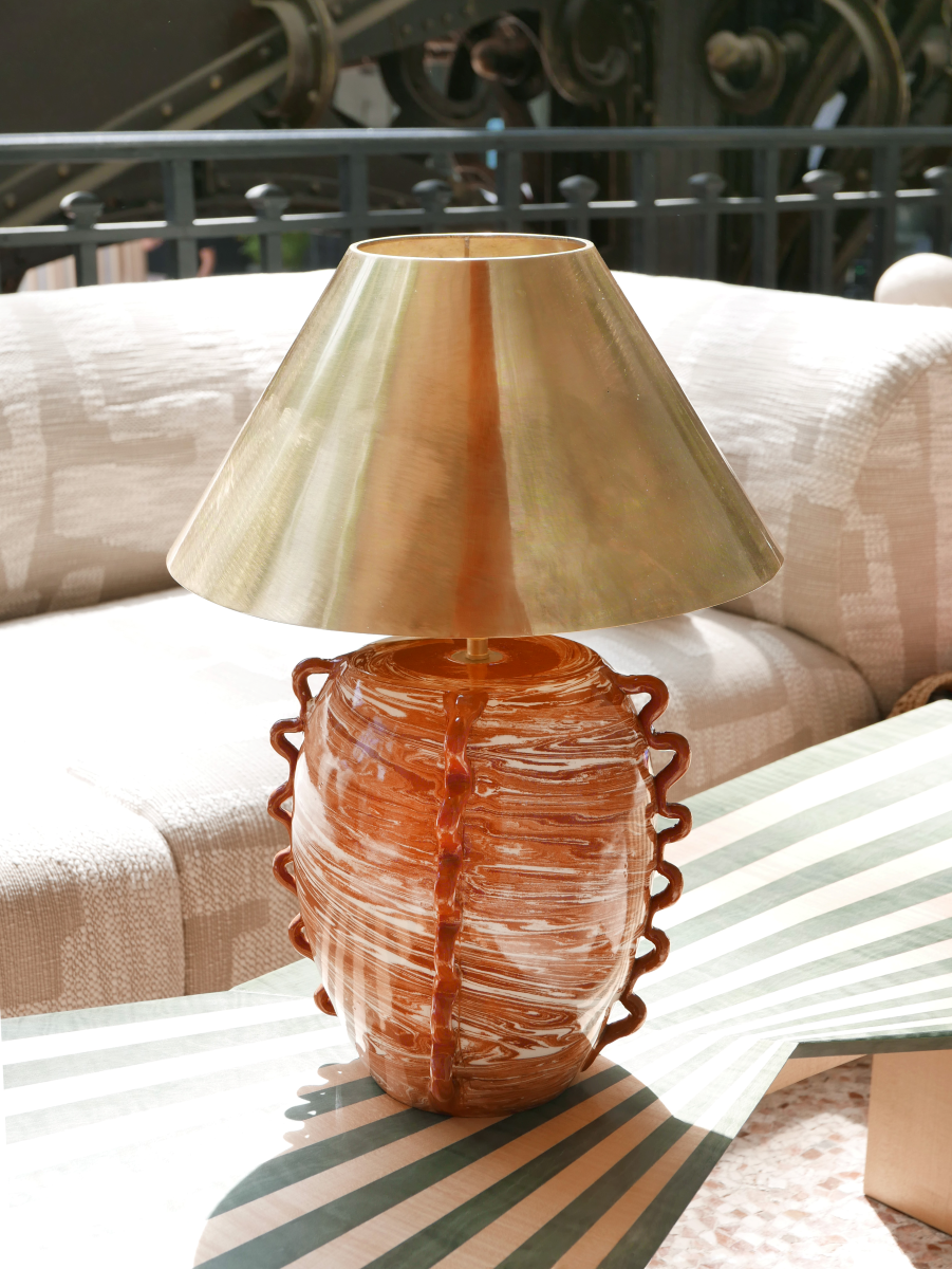 Fruit d’une rencontre entre Datcha et Caroline Andréoni La Maison, la lampe "Kassabah" incarne l’équilibre parfait entre savoir-faire ancestral et design contemporain.

Entièrement façonnée à la main dans les ateliers de potiers marocains, chaque pièce est unique. Le pied en faïence émaillée, réalisé selon la technique des terres mêlées, dévoile un marbré naturel aux nuances terracotta et ivoire. Les anses organiques en relief accentuent son caractère sculptural.