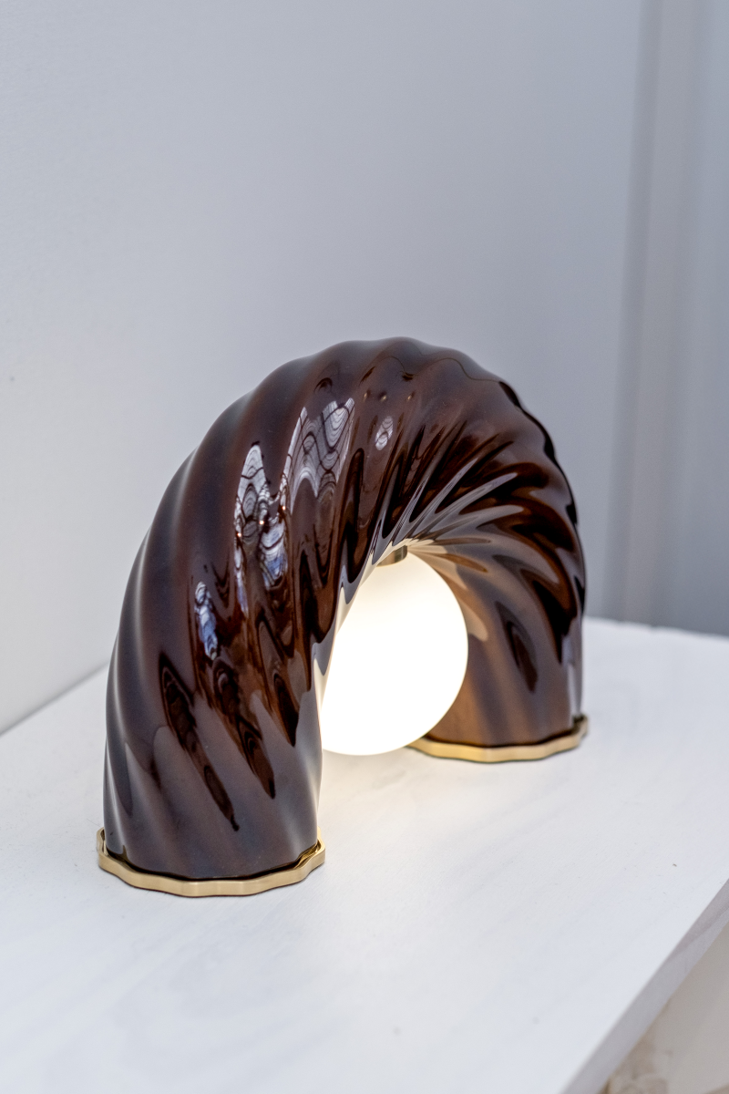 Sculpturale et symbolique, la lampe L’impiccato associe la finesse de la porcelaine au laiton. Son corps en porcelaine émaillée est entièrement façonné à la main.


La lampe à poser évoque un équilibre subtil entre tension et grâce — à l’image de l’arcane du Pendu dont elle s’inspire, figure de transformation intérieure et de renversement du regard.