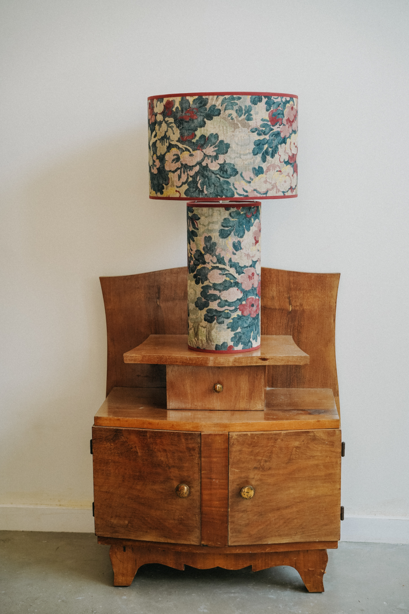 Fruit d'une collaboration entre Caroline Andréoni La Maison et My Leone, la lampe à poser OCTAVEO HARLOW apporte une véritable touche de modernité aux intérieurs contemporains comme classiques. Son originalité réside sur le principe d’une lampe entièrement conçue de la tête au pied, en tissu. My Leone a détourné un abat-jour tube, pour le transformer en pied de lampe. La petite lampe OCTAVEO HARLOW est la promesse d’une pièce raffinée à l’allure intemporelle.