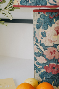 Fruit d'une collaboration entre Caroline Andréoni La Maison et My Leone, la lampe à poser OCTAVEO HARLOW apporte une véritable touche de modernité aux intérieurs contemporains comme classiques. Son originalité réside sur le principe d’une lampe entièrement conçue de la tête au pied, en tissu. My Leone a détourné un abat-jour tube, pour le transformer en pied de lampe. La petite lampe OCTAVEO HARLOW est la promesse d’une pièce raffinée à l’allure intemporelle.