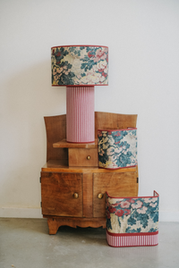 Fruit d'une collaboration entre Caroline Andréoni La Maison et My Leone, la lampe à poser OCTAVEO HARLOW apporte une véritable touche de modernité aux intérieurs contemporains comme classiques. Son originalité réside sur le principe d’une lampe entièrement conçue de la tête au pied, en tissu. My Leone a détourné un abat-jour tube, pour le transformer en pied de lampe. La petite lampe OCTAVEO HARLOW est la promesse d’une pièce raffinée à l’allure intemporelle.