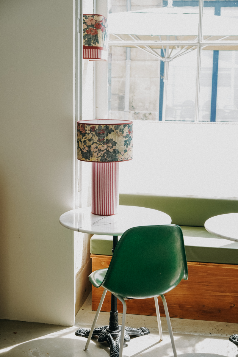 Fruit d'une collaboration entre Caroline Andréoni La Maison et My Leone, la lampe à poser HARLOW apporte une véritable touche de modernité aux intérieurs contemporains comme classiques. Son originalité réside sur le principe d’une lampe entièrement conçue de la tête au pied, en tissu. My Leone a détourné un abat-jour tube, pour le transformer en pied de lampe. La petite lampe HARLOW est la promesse d’une pièce raffinée à l’allure intemporelle.