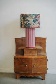 Fruit d'une collaboration entre Caroline Andréoni La Maison et My Leone, la lampe à poser HARLOW apporte une véritable touche de modernité aux intérieurs contemporains comme classiques. Son originalité réside sur le principe d’une lampe entièrement conçue de la tête au pied, en tissu. My Leone a détourné un abat-jour tube, pour le transformer en pied de lampe. La petite lampe HARLOW est la promesse d’une pièce raffinée à l’allure intemporelle.
