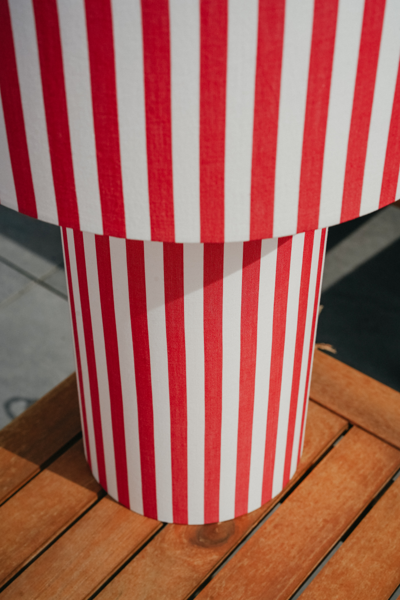 Véritable bijou décoratif, la lampe à poser OCTAVEO apporte une véritable touche de modernité aux intérieurs contemporains comme classiques. Son originalité réside sur le principe d’une lampe entièrement conçue de la tête au pied, en tissu. My Leone a détourné un abat-jour tube, pour le transformer en pied de lampe. La grande lampe OCTAVEO est la promesse d’une pièce raffinée à l’allure intemporelle.