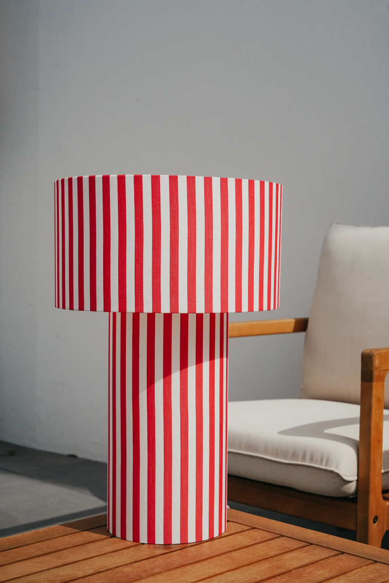 Véritable bijou décoratif, la lampe à poser OCTAVEO apporte une véritable touche de modernité aux intérieurs contemporains comme classiques. Son originalité réside sur le principe d’une lampe entièrement conçue de la tête au pied, en tissu. My Leone a détourné un abat-jour tube, pour le transformer en pied de lampe. La grande lampe OCTAVEO est la promesse d’une pièce raffinée à l’allure intemporelle.