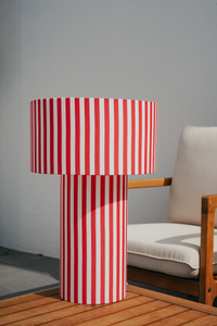 Véritable bijou décoratif, la lampe à poser OCTAVEO apporte une véritable touche de modernité aux intérieurs contemporains comme classiques. Son originalité réside sur le principe d’une lampe entièrement conçue de la tête au pied, en tissu. My Leone a détourné un abat-jour tube, pour le transformer en pied de lampe. La grande lampe OCTAVEO est la promesse d’une pièce raffinée à l’allure intemporelle.
