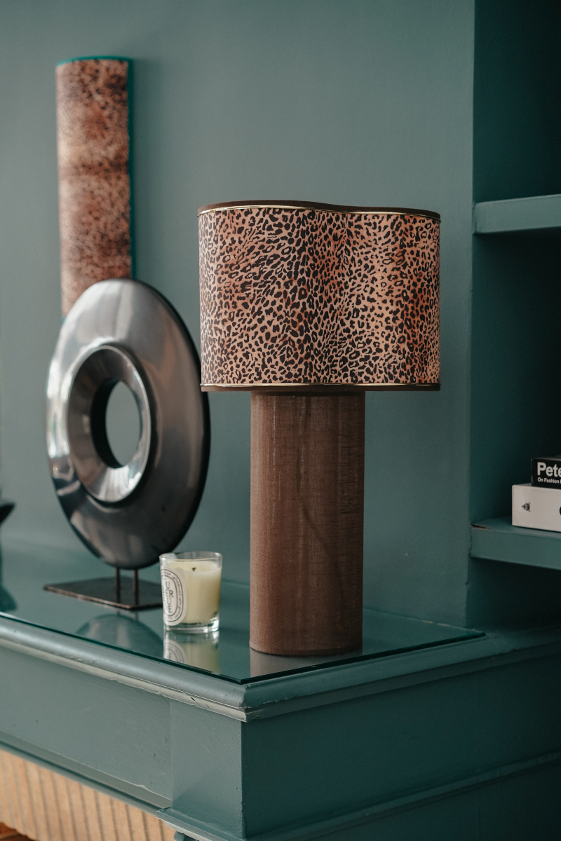 Véritable bijou décoratif, la lampe à poser SERGIO apporte une véritable touche de modernité aux intérieurs contemporains comme classiques. Son originalité réside sur le principe d’une lampe entièrement conçue de la tête au pied, en tissu. My Leone a détourné un abat-jour tube, pour le transformer en pied de lampe. SERGIO est la promesse d’une pièce raffinée à l’allure intemporelle. La fabrication de chaque lampe est réalisée avec un soin méticuleux par un abatjouriste.