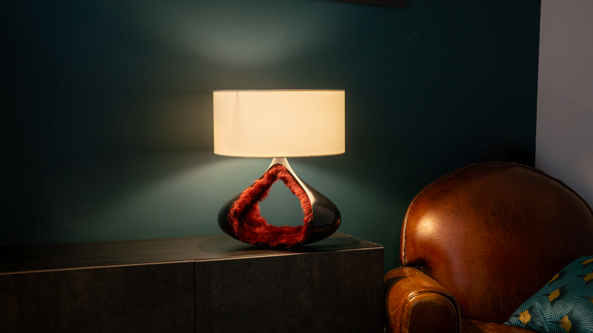 La lampe Bombelle, en bronze patiné noir, propose un volume plus resserré, plus intime. Elle n’impose pas sa présence, elle chuchote. La lumière s’y glisse comme un souffle, subtilement tamisée.

Bombelle, c’est le désir de créer une présence apaisante dans l’espace. Non pas un objet figé, mais un lieu sensoriel, presque un refuge.