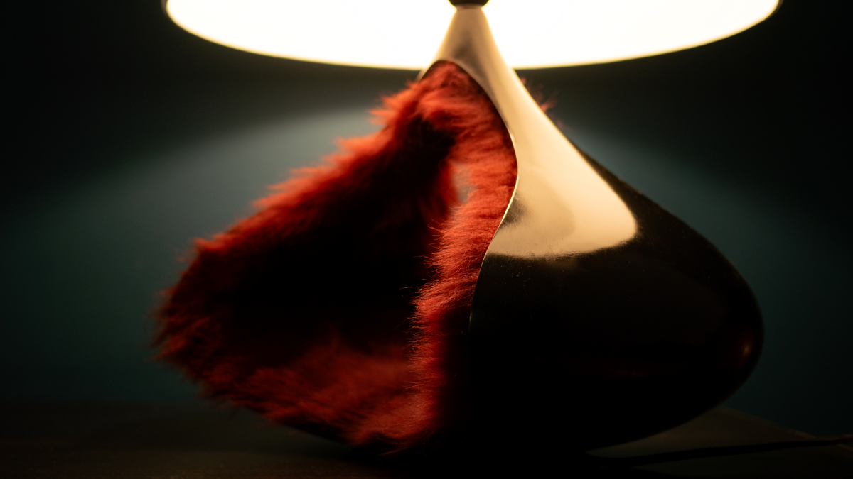 La lampe Bombelle, en bronze patiné noir, propose un volume plus resserré, plus intime. Elle n’impose pas sa présence, elle chuchote. La lumière s’y glisse comme un souffle, subtilement tamisée.

Bombelle, c’est le désir de créer une présence apaisante dans l’espace. Non pas un objet figé, mais un lieu sensoriel, presque un refuge.