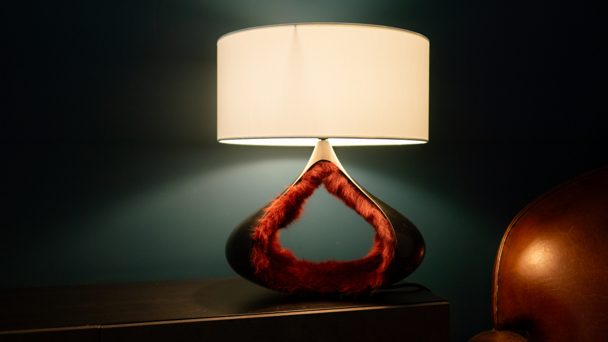 La lampe Bombelle, en bronze patiné noir, propose un volume plus resserré, plus intime. Elle n’impose pas sa présence, elle chuchote. La lumière s’y glisse comme un souffle, subtilement tamisée.

Bombelle, c’est le désir de créer une présence apaisante dans l’espace. Non pas un objet figé, mais un lieu sensoriel, presque un refuge.