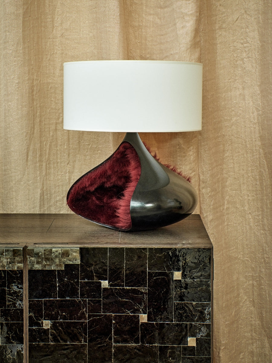 La lampe Bombelle, en bronze patiné noir, propose un volume plus resserré, plus intime. Elle n’impose pas sa présence, elle chuchote. La lumière s’y glisse comme un souffle, subtilement tamisée.

Bombelle, c’est le désir de créer une présence apaisante dans l’espace. Non pas un objet figé, mais un lieu sensoriel, presque un refuge.