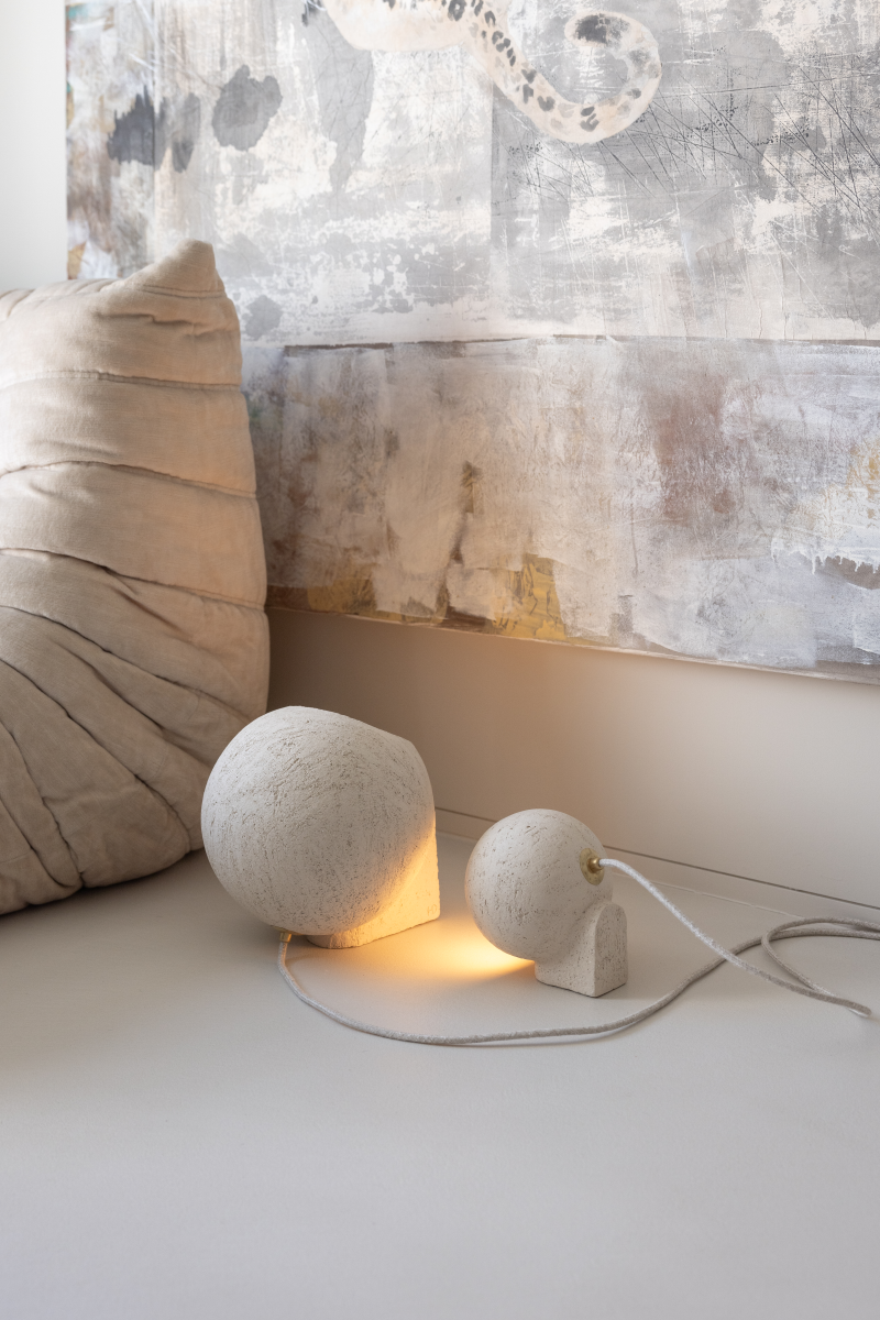 Proposée en exclusivité pour Caroline Andréoni La Maison, cette boule lumineuse créée à la main par Atelier HD est à placer à même le sol ou sur un meuble, selon vos désirs. Elle diffuse une lumière douce et chaleureuse. Faisant partie de la collection Floches , ses deux positions permettent d'éclairer de deux manières différentes, d'en bas ou d'en haut, créant un point lumineux original et une ambiance cosy. Sa forme ronde et simple se place facilement dans tous types d'intérieurs.