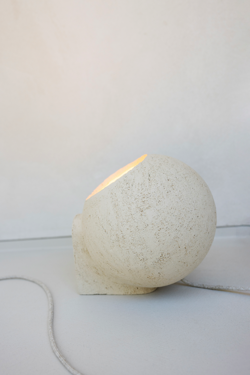 Proposée en exclusivité pour Caroline Andréoni La Maison, cette boule lumineuse créée à la main par Atelier HD est à placer à même le sol ou sur un meuble, suivant vos désirs. Elle diffuse une lumière douce et chaleureuse. Faisant partie de la collection Floches, ses deux positions permettent d’éclairer de deux manières différentes, d’en bas ou d’en haut, créant un point lumineux original et une ambiance cosy. Sa forme ronde et simple se placent facilement dans tout types d'intérieurs.