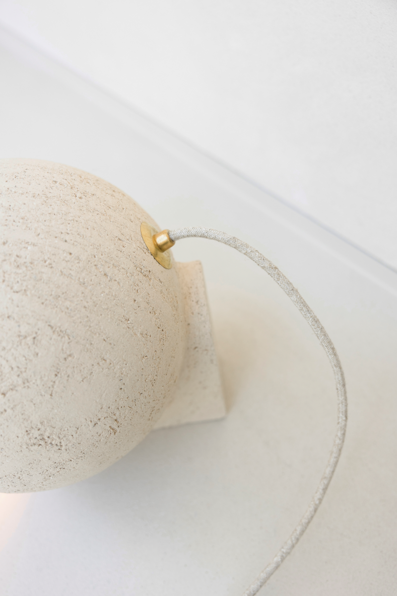 Proposée en exclusivité pour Caroline Andréoni La Maison, cette boule lumineuse créée à la main par Atelier HD est à placer à même le sol ou sur un meuble, selon vos désirs. Elle diffuse une lumière douce et chaleureuse. Faisant partie de la collection Floches , ses deux positions permettent d'éclairer de deux manières différentes, d'en bas ou d'en haut, créant un point lumineux original et une ambiance cosy. Sa forme ronde et simple se place facilement dans tous types d'intérieurs.